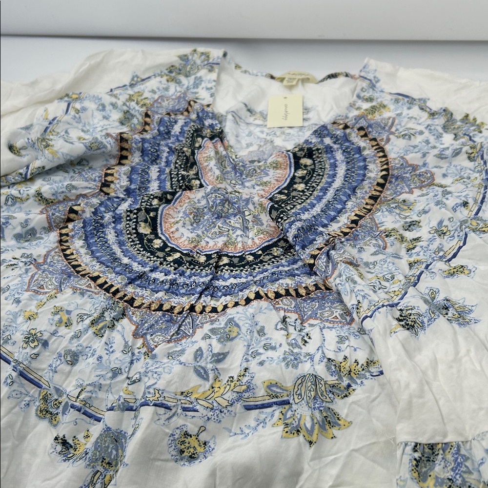 Elegant Blue and White Patterned Blouse - Picture 12 of 16